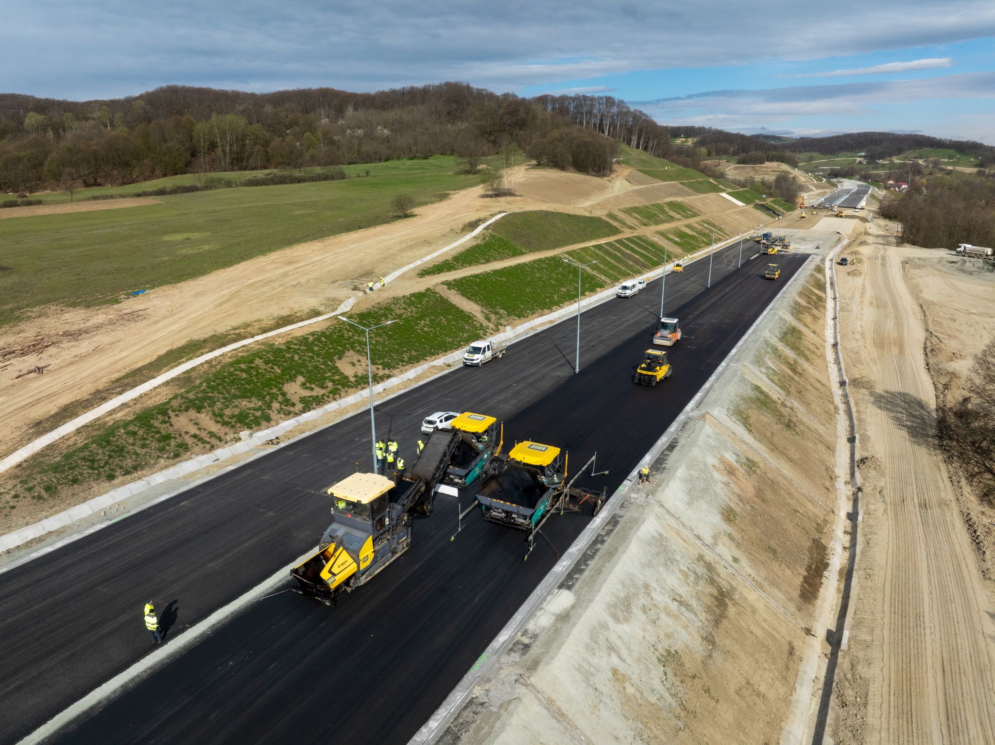 10 kilometri din Autostrada Sibiu - Pitești se deschid în august: „Strămoșii noștri treceau Carpații cu armele, noi construim autostrăzi prin munți”
