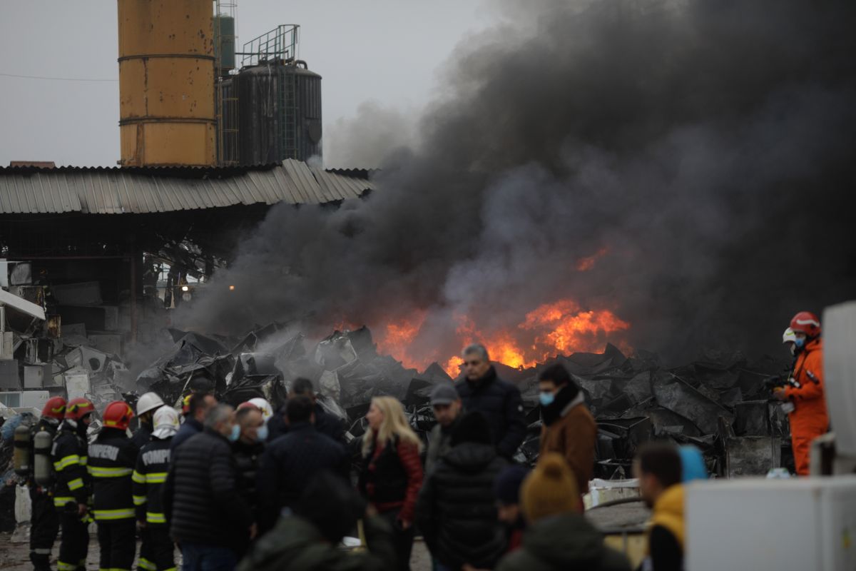 Incendiul de lângă Capitală e sub control, anunță ISU. A fost redus efectivul pompierior