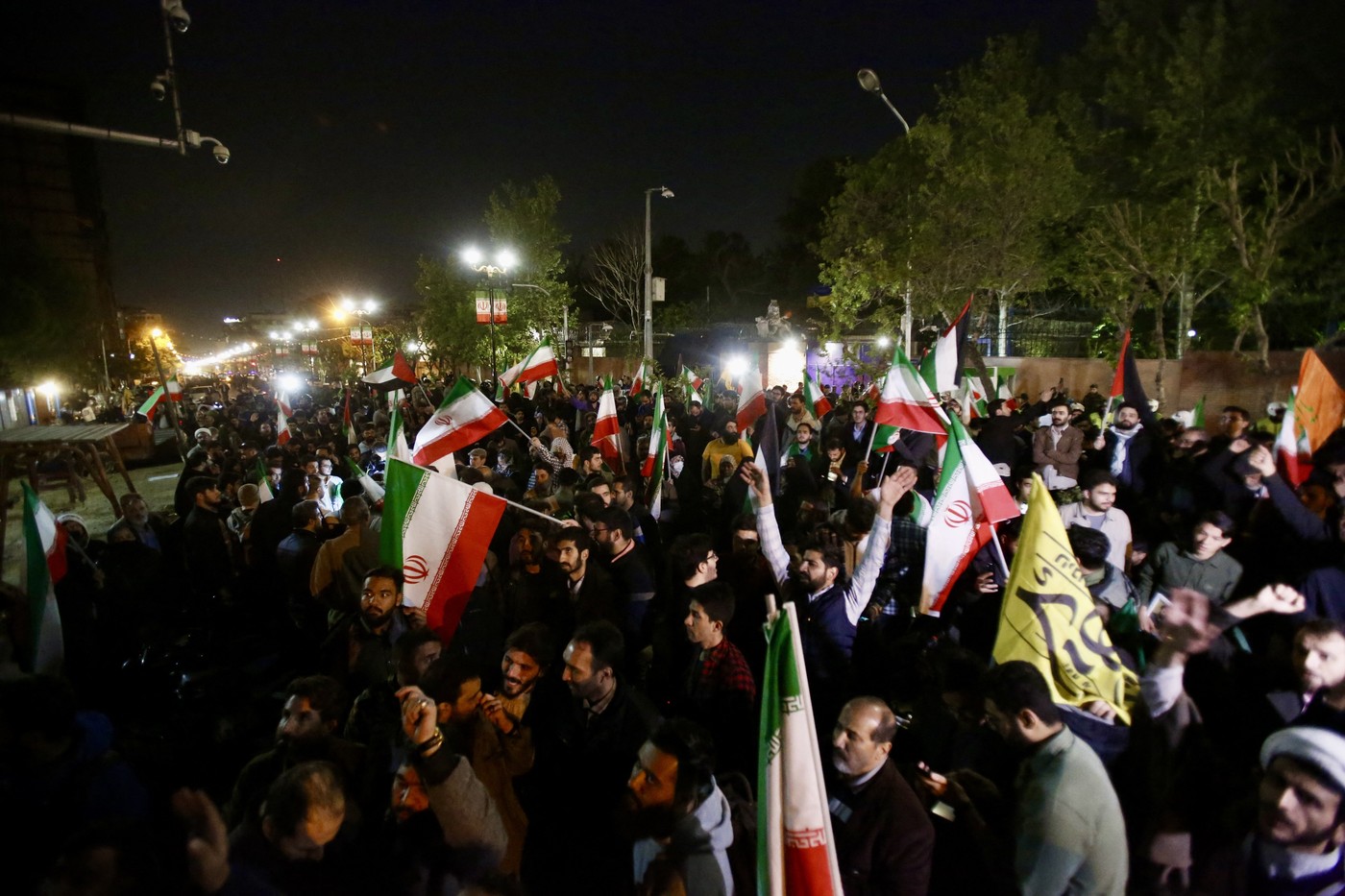 Mii de iranieni au ieșit în stradă să sărbătorească atacul asupra Israelului. Ce au scandat oamenii