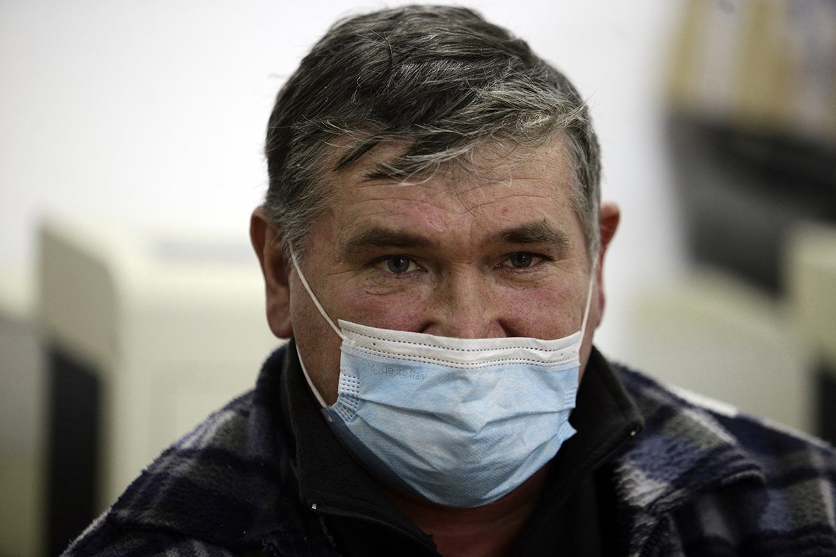 Sacrificiul neștiut al românilor care își cresc singuri copiii, în timp ce soțiile lor sunt la muncă în străinătate: „Nu mă pot uita când își face bagajele. Bărbat-bărbat, dar plâng mereu”