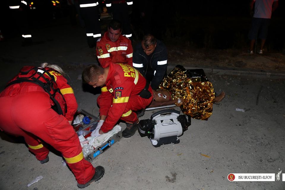 Trei oameni, între care un copil, morți într-un microbuz căzut în Dâmbovița