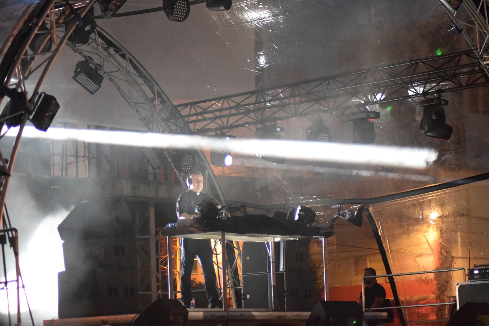 Un preot DJ a făcut show pe o scenă, la Cluj: „Mixez această credință”