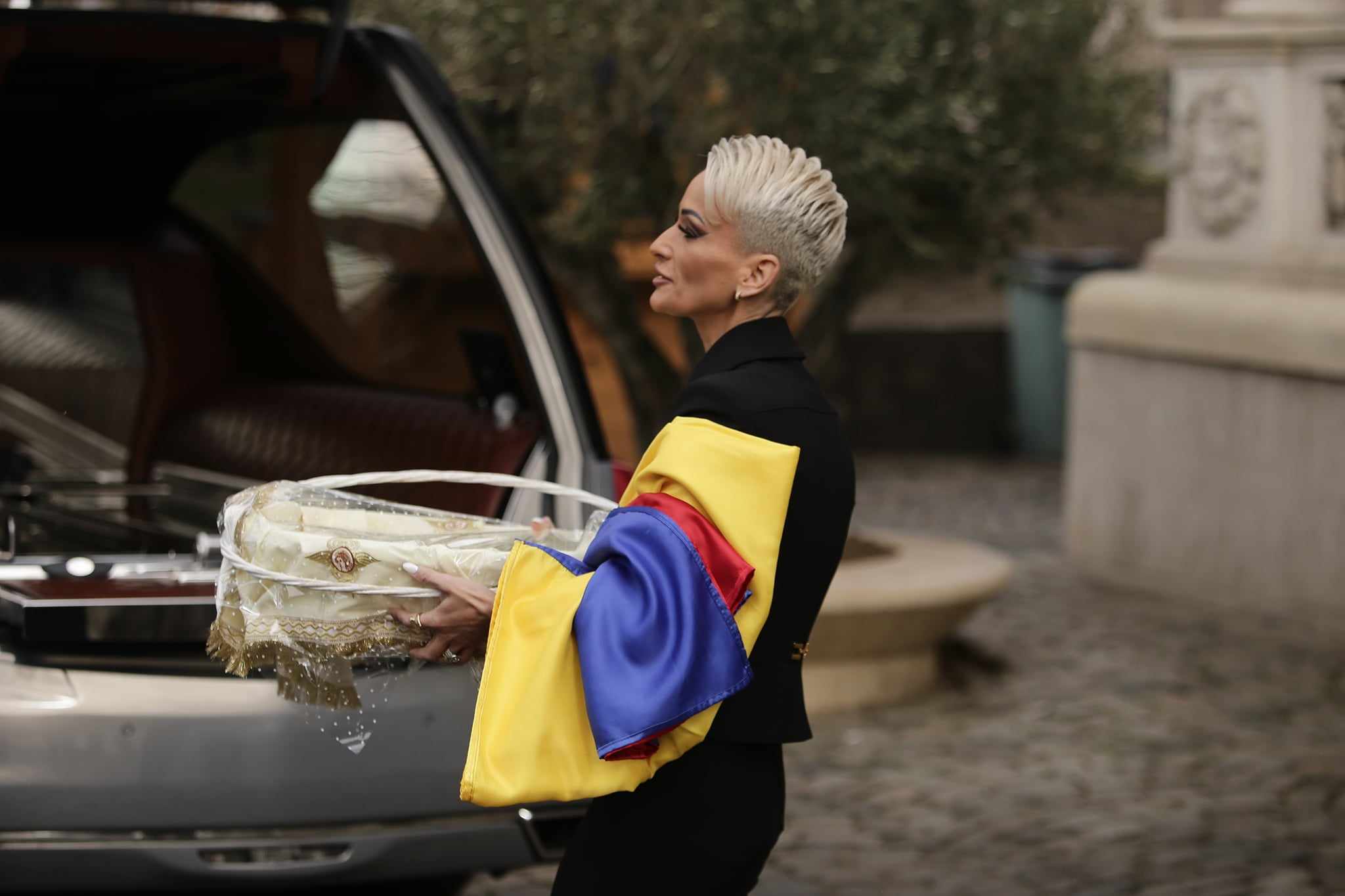 Ce a pus Oana Roman în pachetele pe care le-a împărțit la înmormântarea mamei sale: „Au fost consistente”. Tatăl Elenei Gheorghe a ținut slujba
