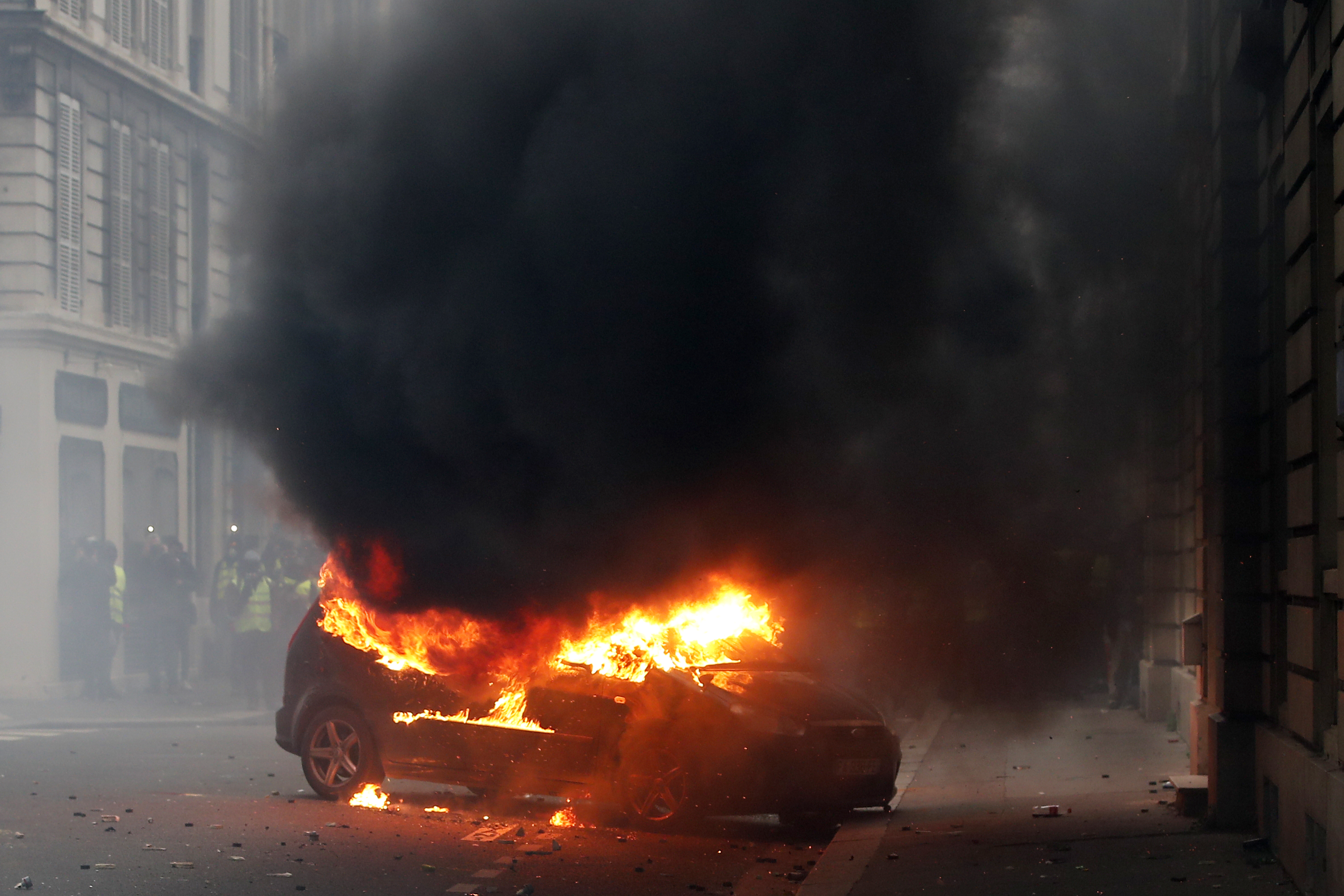 FOTO | Protestul "vestelor galbene" de la Paris în imagini. Cele mai impresionante fotografii surprinse în timpul violențelor din capitala Franței