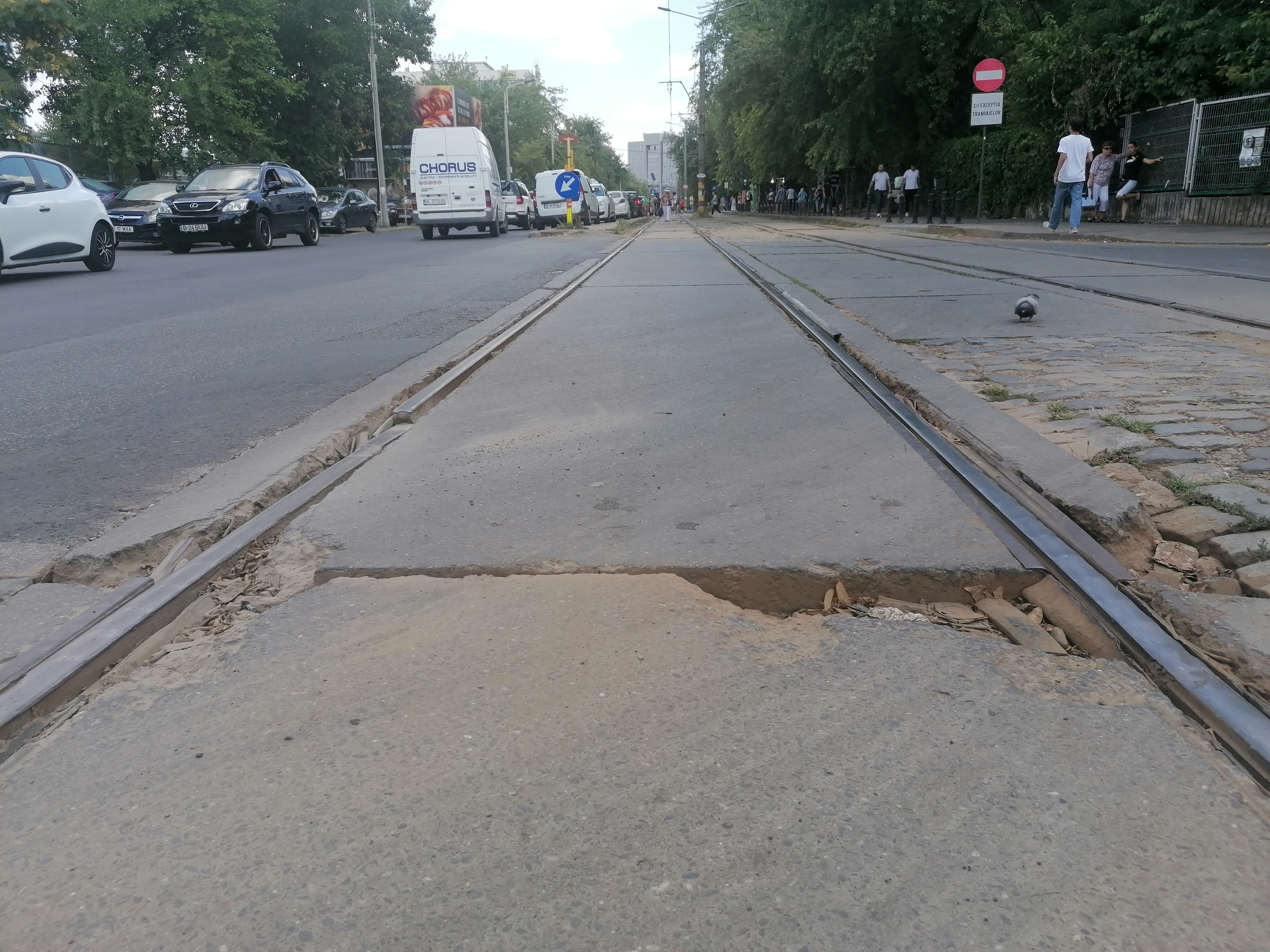 Gropi, șine rupte și segmente lipsă. Imagini cu liniile de tramvai care îi înspăimântă pe bucureștenii care vin la muncă în Pipera: „Mai bine cobor cu două stații înainte”
