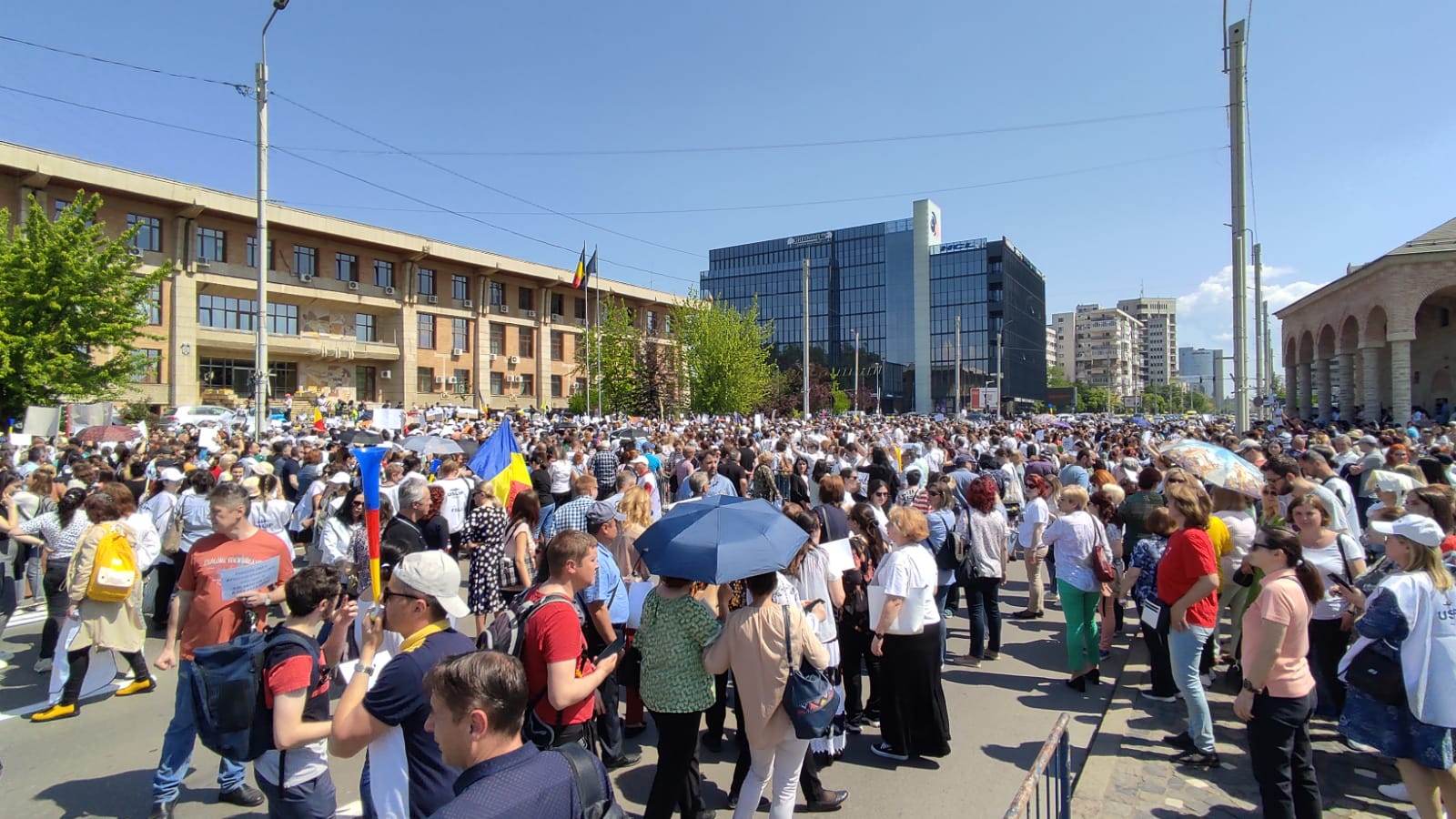 Greva din Educație continuă joi. După negocieri, Guvernul anunță că „nu vor fi creșteri salariale”, dar le oferă profesorilor carduri valorice. Sindicaliști: „Primele reacții sunt de respingere”