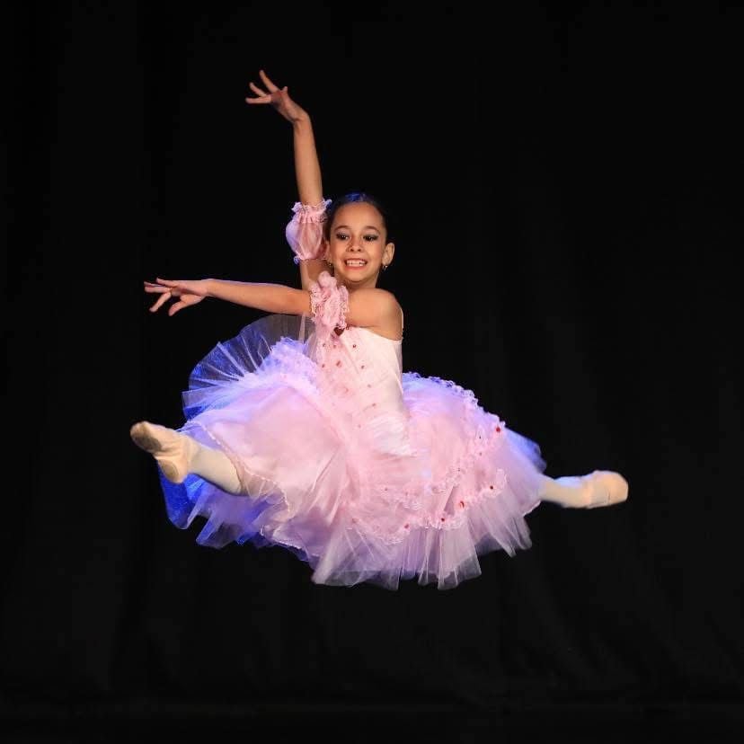Povestea Antoniei Ursu, micuța balerină de 11 ani, calificată în finala Youth America Grand Prix din Texas. „În momentul în care încep să dansez, orice durere, orice gând sau emoție dispar, iar eu rămân doar cu muzica”