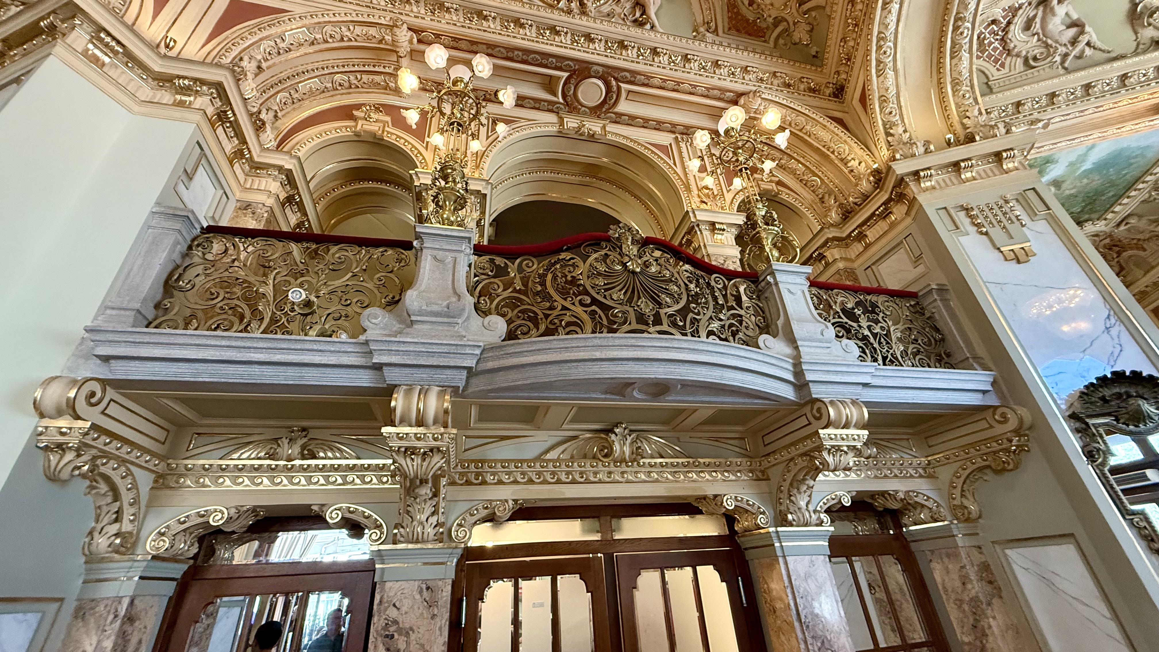 Cafeneaua unde turiștii stau și o oră la coadă. Este considerată cea mai frumoasă din lume și are prețuri pe măsură