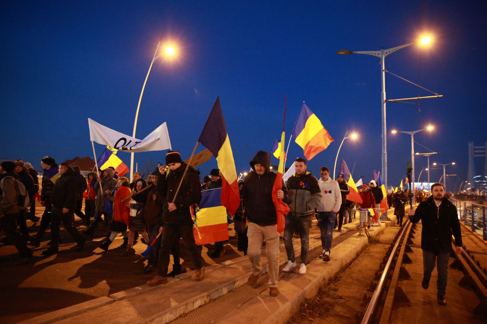 LIVE TEXT: Zeci de mii de oameni la protestul organizat de AUR în București. Mai mulți protestatari aveau asupra lor cuţite, bricege și substanţe interzise