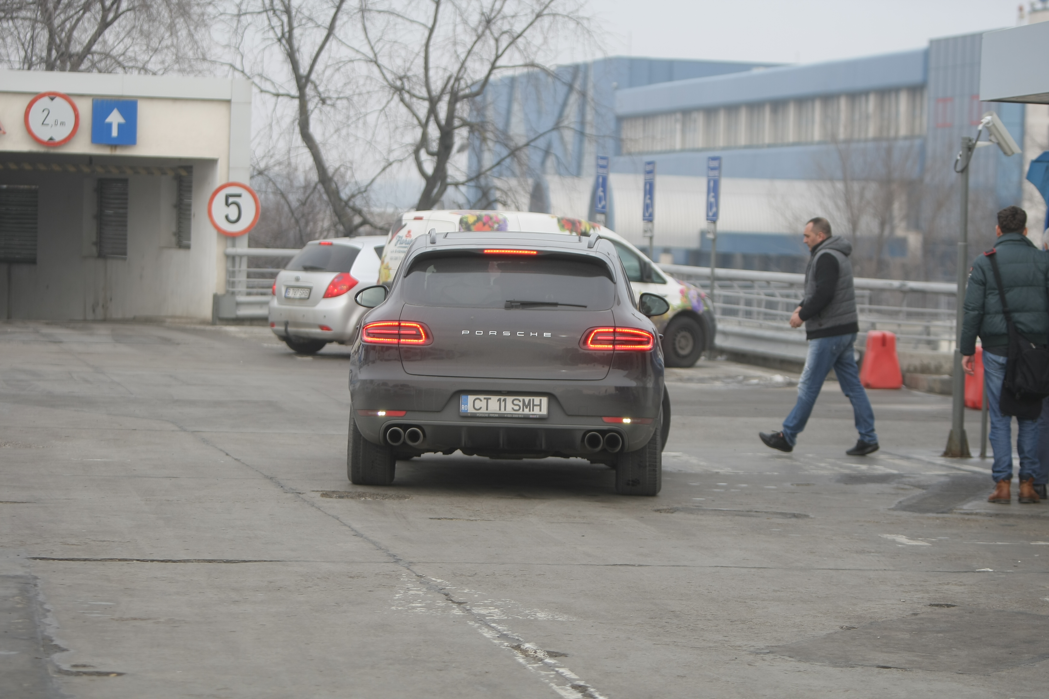 Simona Halep s-a întors acasă supărată și accidentată. A refuzat primirea la Salonul Oficial. Îmbulzeală la aeroport / GALERIE FOTO