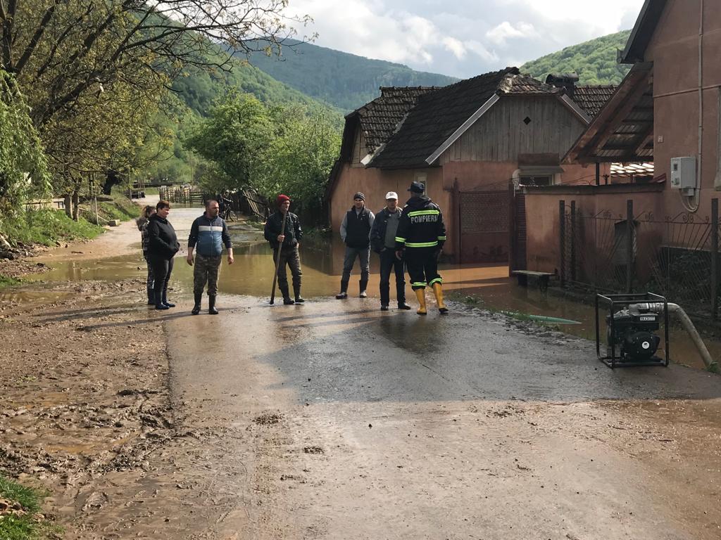 Urmările codului roșu de inundații din Caraș-Severin și Timiș, în imagini (FOTO & VIDEO)