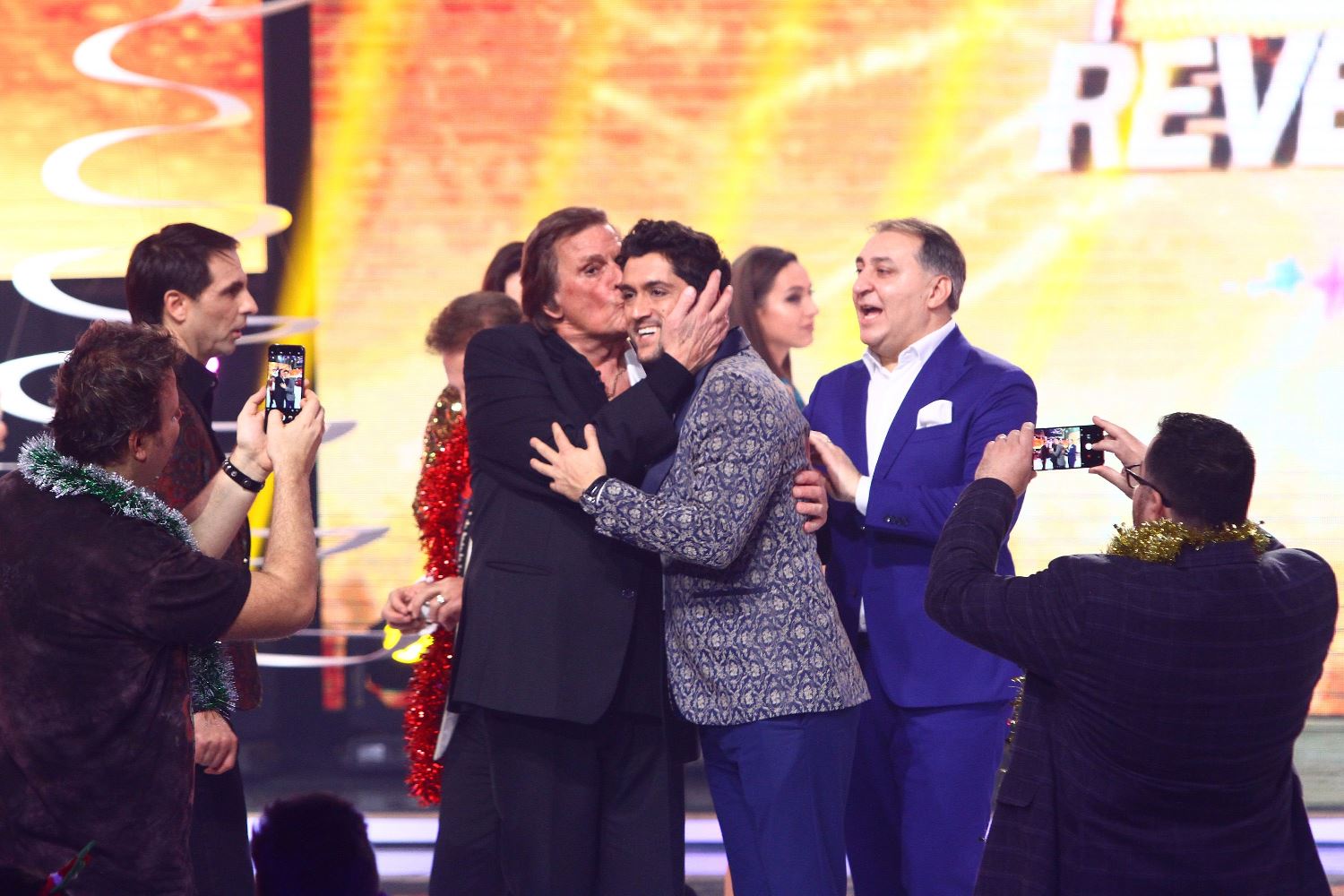 Din culisele filmărilor de Revelion.  Adriana Trandafir a croșetat în gradenă | FOTO