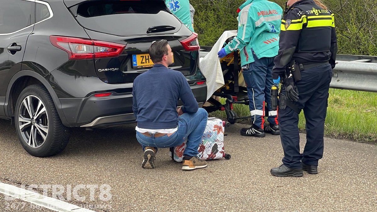 Polițiste cu lacrimi în ochi pe banda de urgență, unde au ajutat o femeie să nască o fetiță, pe o autostradă din Olanda | VIDEO