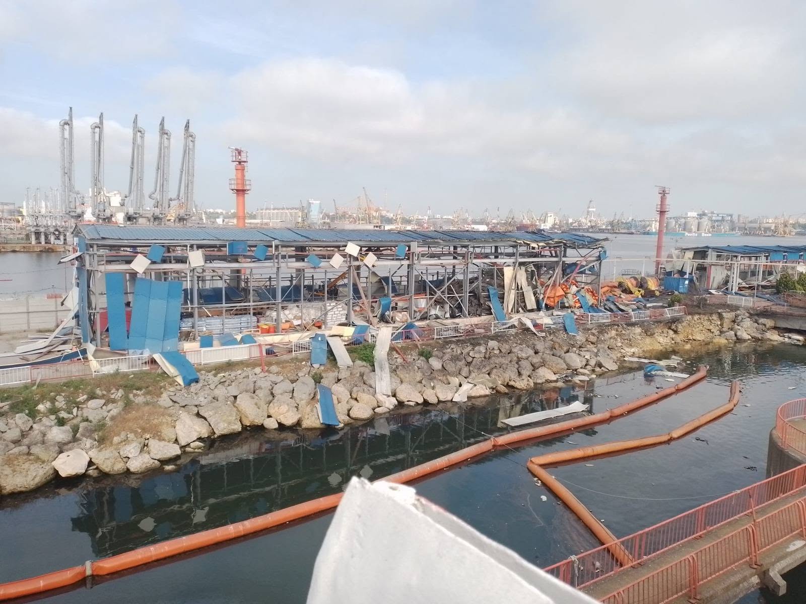 Cum arată hala ARSVOM din Portul Constanța, după explozia dronei maritime în Dana 78