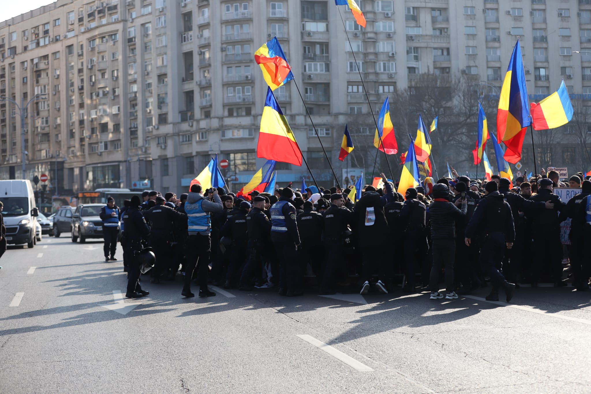 Patru dosare penale şi cinci amenzi, după protestul din Piaţa Victoriei. Jandarmii au folosit gaze lacrimogene
