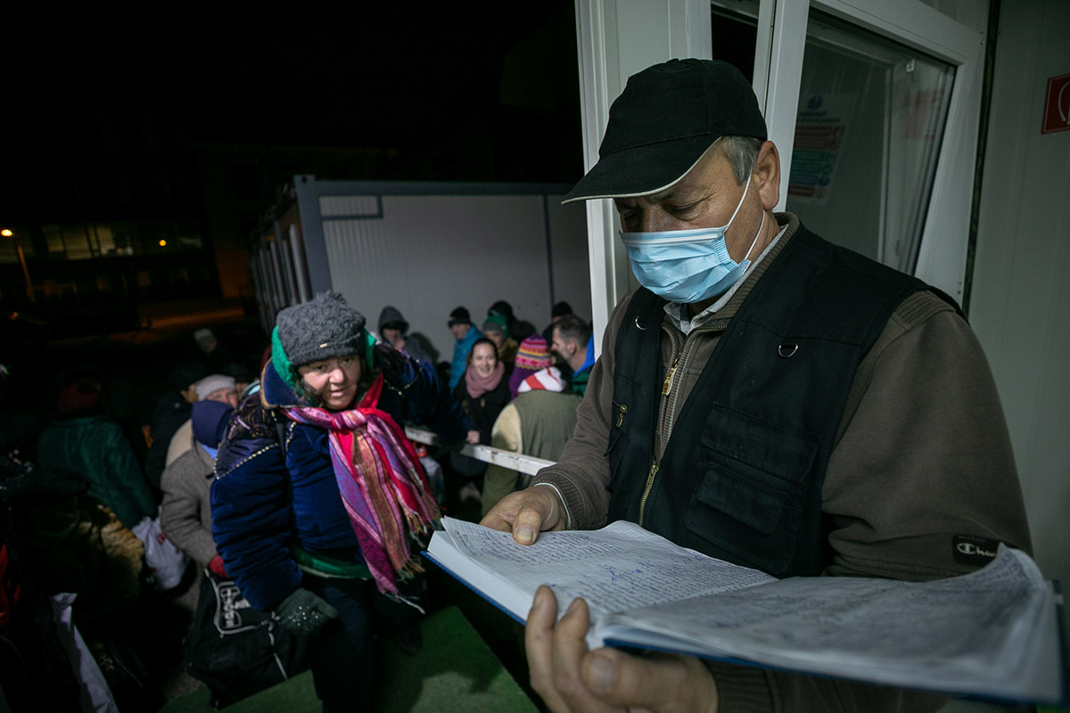 Cum e noaptea dintre ani pentru oamenii fără adăpost,  care abia își duc zilele. Revelion cu urme de artificii pe cer și o felie de tort de ciocolată
