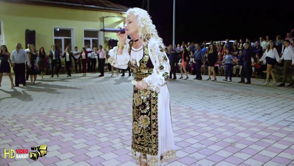 Tarif fabulos pentru o cântăreață de muzică populară. Ia 3.500 de euro pentru două ore de show | FOTO
