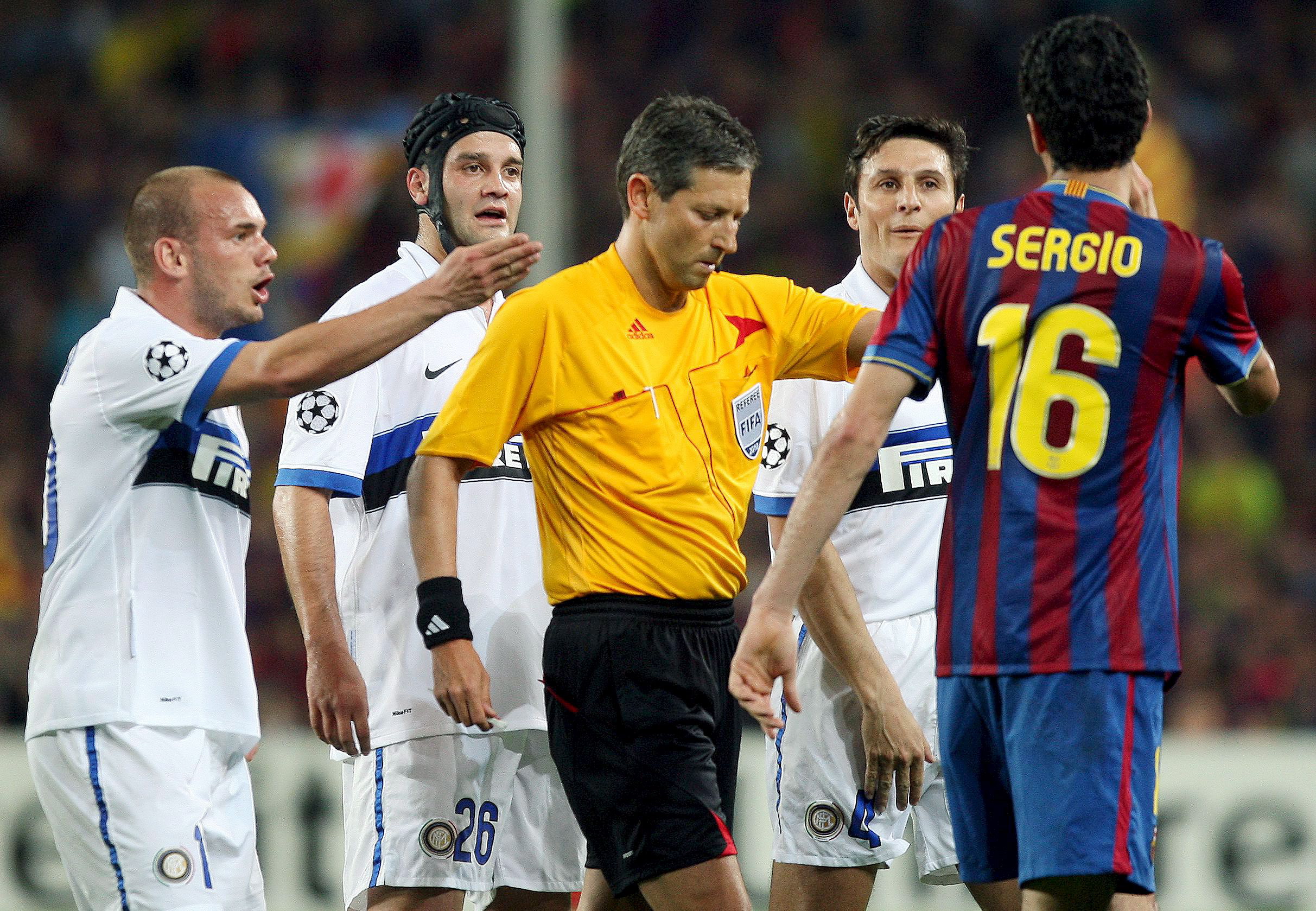 Femeie rămasă infirmă din cauza unei petarde aruncată pe ”Camp Nou”. Chivu, martor / FOTO