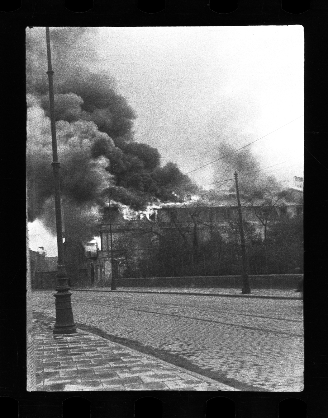 Płonące getto sfotografowane od strony Ogrodu Krasińskich. To jedno z najważniejszych zdjęć z negatywu Grzywaczewskiego