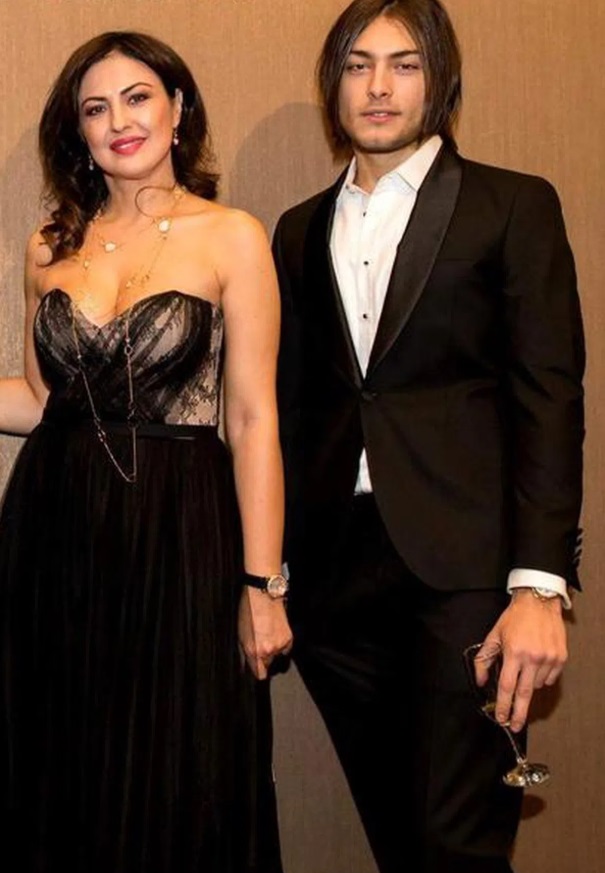 Mama lui Toto Dumitrescu, fotomodel de succes în anii ’90. Cum arată Letiția Badea, care a fost supranumită „Monica Bellucci de România”