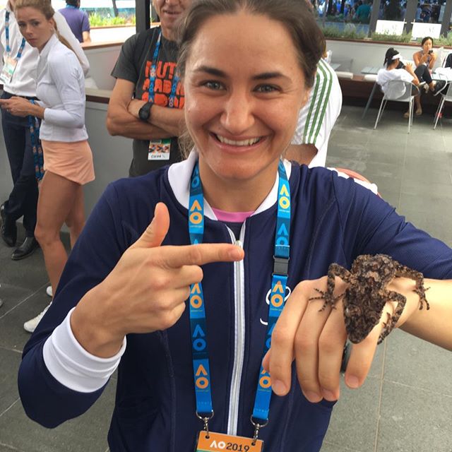 Monica Niculescu, Irina Bara şi Mihaela Buzărnescu s-au jucat cu un șarpe uriaș la Melbourne | GALERIE FOTO