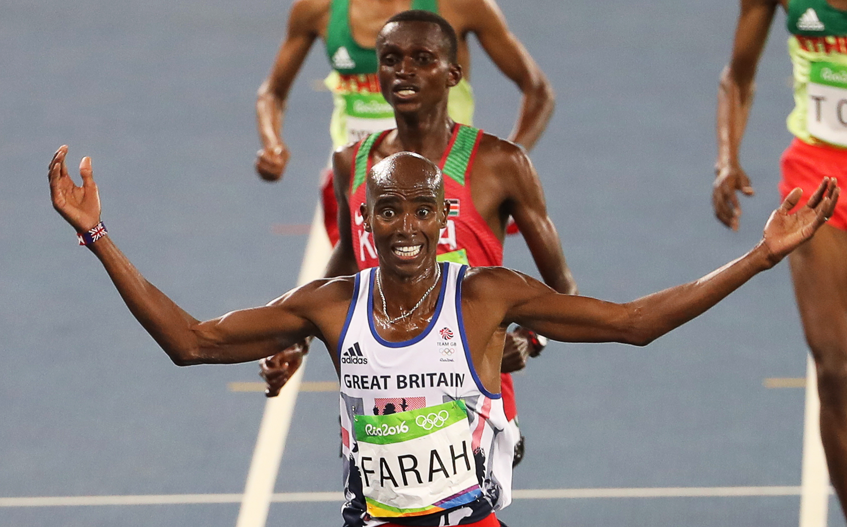 Jocurile Olimpice. Britanicul Mo Farah a căzut, s-a ridicat și a câștigat incredibil cursa de 10.000 de metri VIDEO