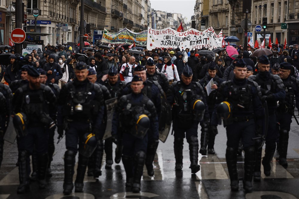 Macron a promulgat rapid legea care crește vârsta de pensionare, în ciuda protestelor, după ce a primit undă verde de la Consiliul constituţional