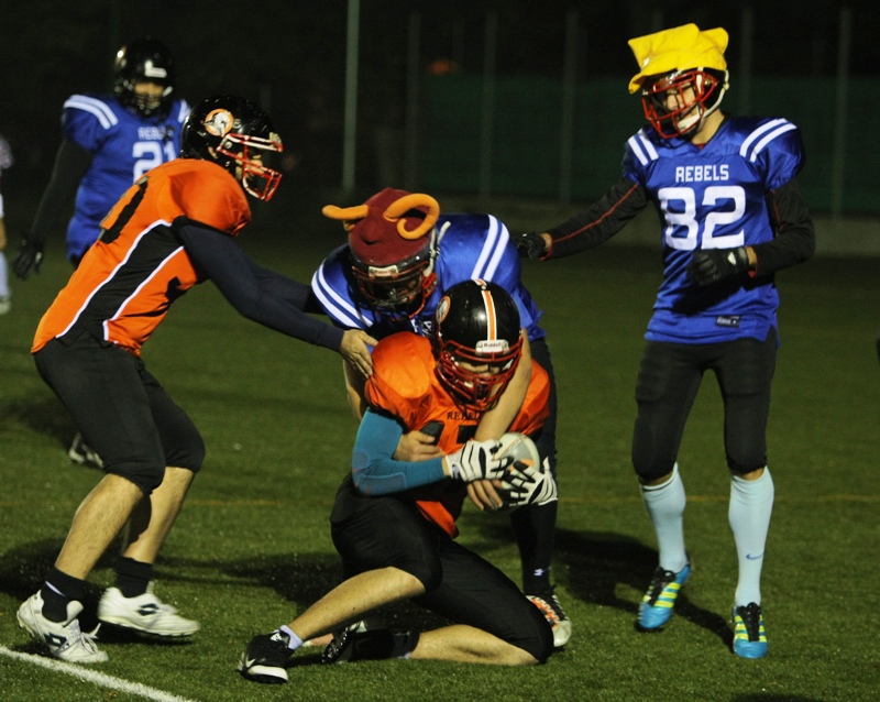 FOTO / Meci de groază la ”Arcul de Triumf”! Arlechinii şi Rebelii au jucat rugby-fotbal american