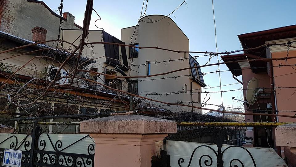 UPDATE / Femeie înjunghiată de fostul soț, într-o grădiniță din Capitală. Victima a murit la spital