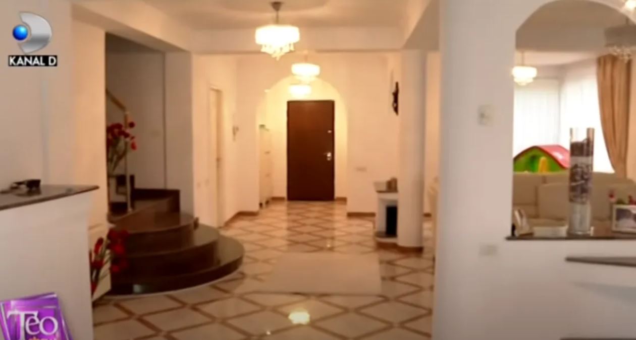 Imagini din casa în care locuiește Betty Salam. Vila are două etaje și arată ca un palat
