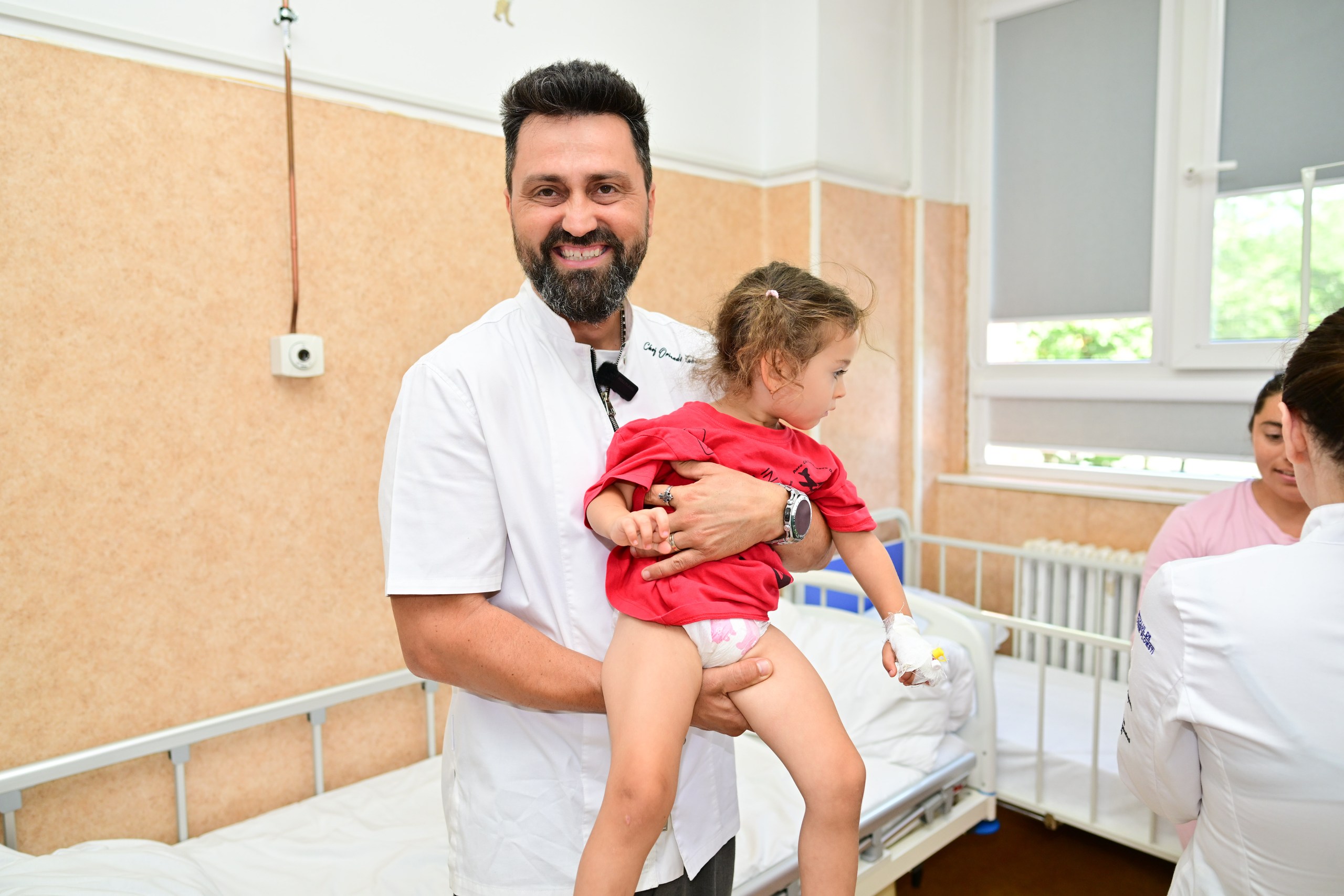 Cum a apărut chef Orlando Zaharia la Spitalul de Pediatrie din Ploiești. Juratul „Chefi la cuțite” a surprins mai mulți copii