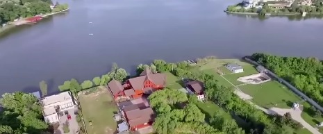 Imagini cu vila din Snagov a Ioanei Băsescu. Are piscină, ponton și garaj privat pentru șalupe