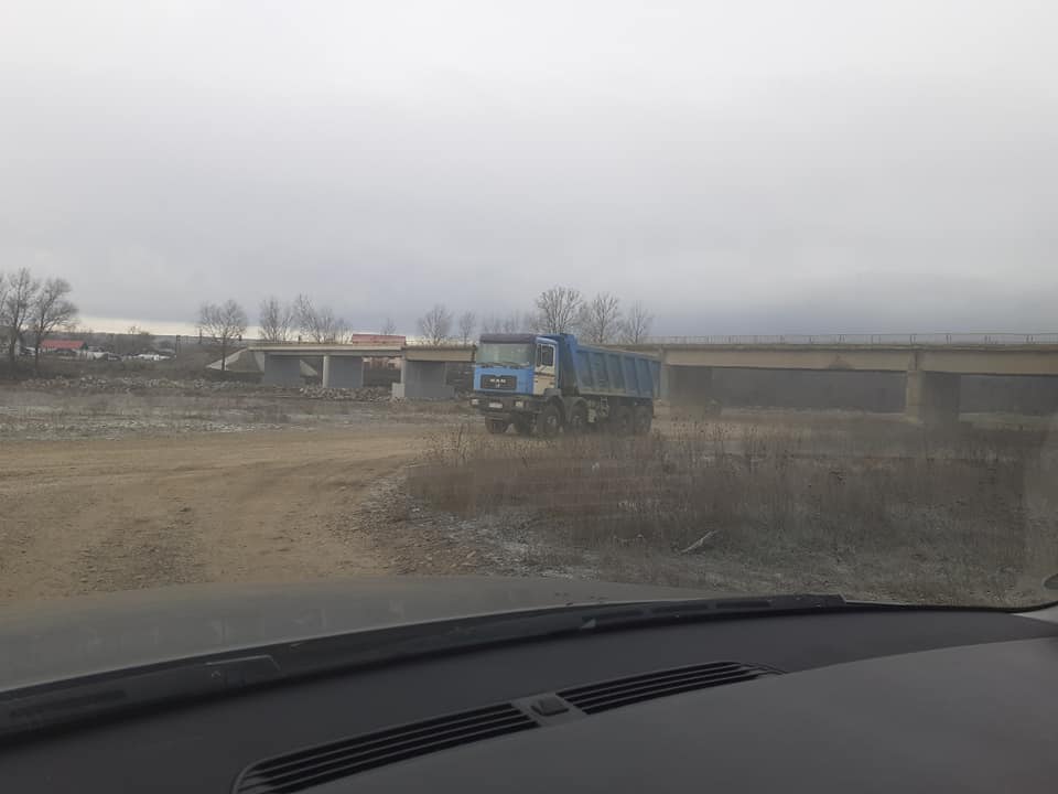 O firmă care a câștigat consolidarea unui pod în Suceava este aceeași care a fost filmată de localnici când ridica balast de sub pod