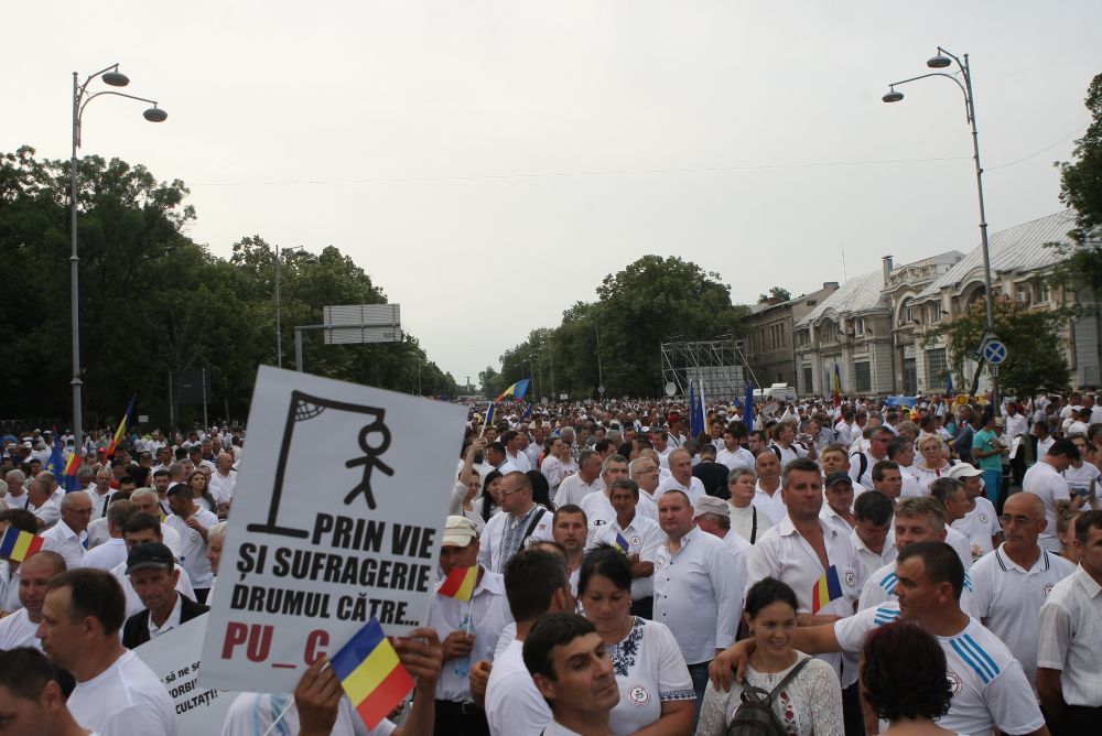 FOTO&VIDEO / Cum s-a desfăşurat mitingul PSD. Peste 100.000 de oameni au umplut Piaţa Victoriei