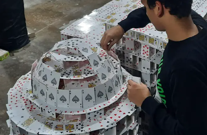 Un adolescent indian a realizat cea mai mare construcție din cărți de joc din lume și a intrat în Cartea Recordurilor