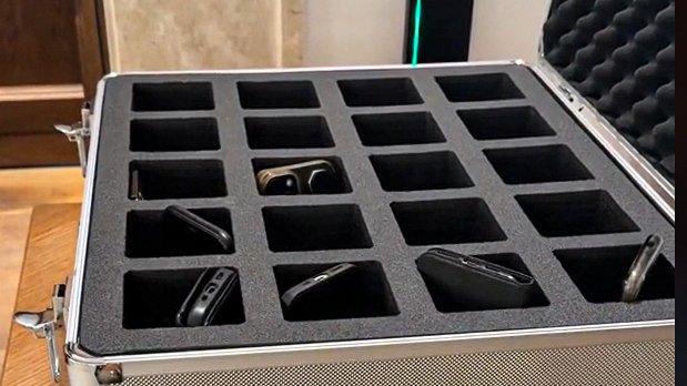 Mégis lehet mobilozni? Odalett a meghirdetett szigor, ők vitték be telefonjukat a kormányülésre