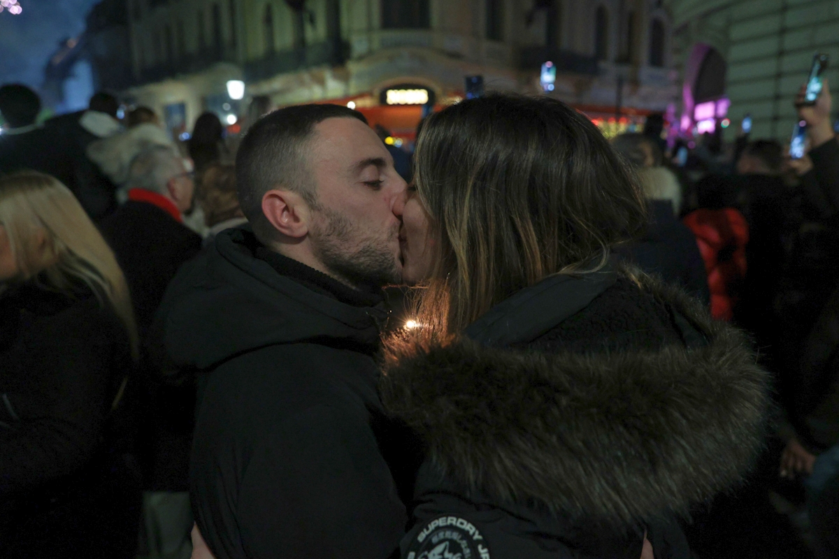 FOTO. Sute de persoane au petrecut de Revelion în Centrul Vechi, din București. A fost show și în Parcul IOR
