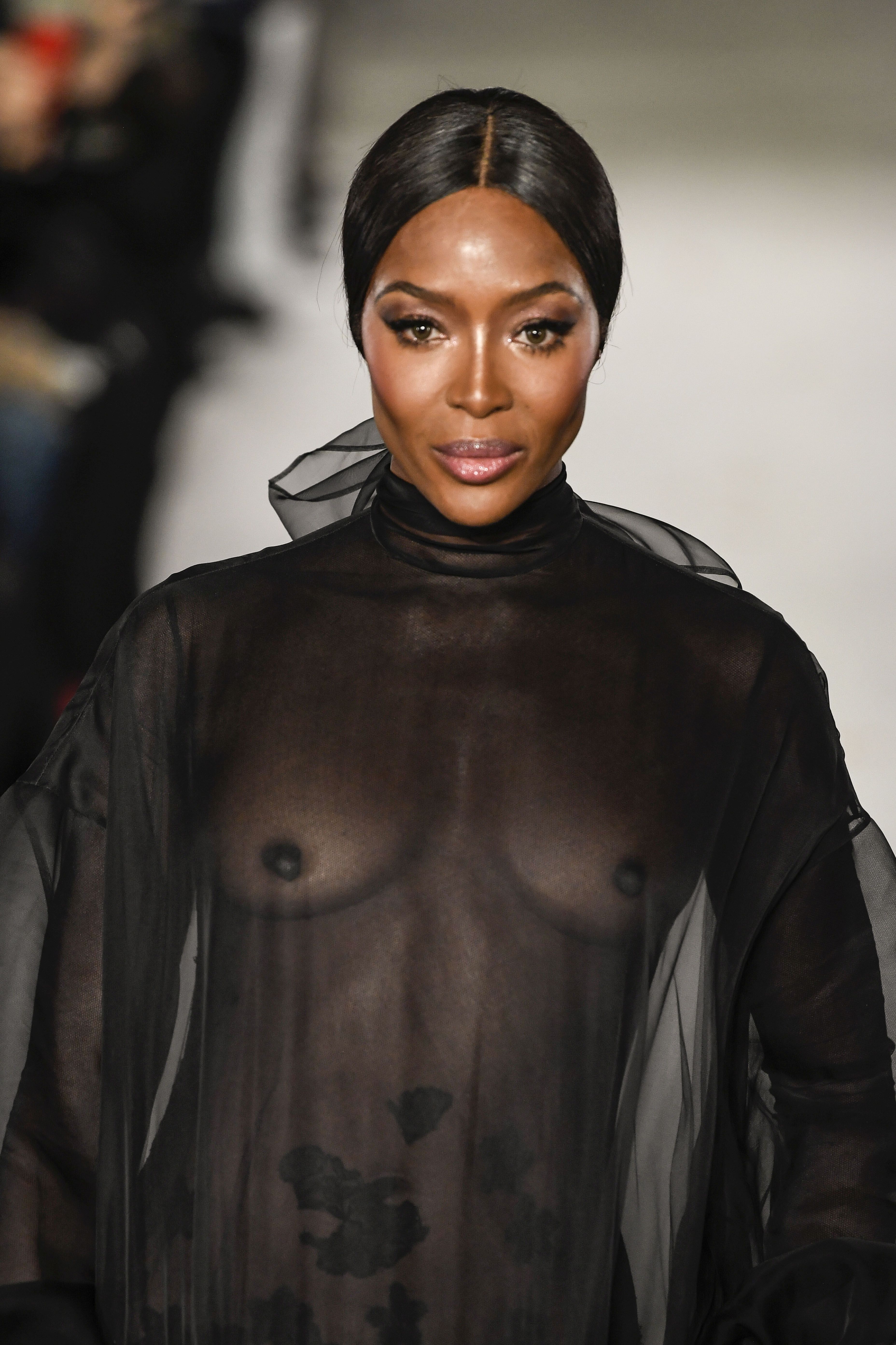 Naomi Campbell, super transparentă pe podiumul de modă la 48 de ani | FOTO
