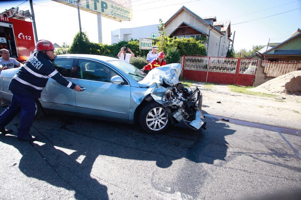 Accident grav pe DN 2 E 85, la Mărăcineni, în județul Buzău. Un VW Passat a lovit frontal un microbuz intrând sub el din cauza impactului violent/GALERIE FOTO