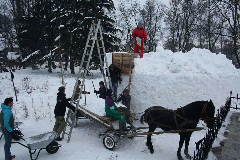 Cel mai mare om de zăpadă din Europa de Est e gata și se află în România / FOTO
