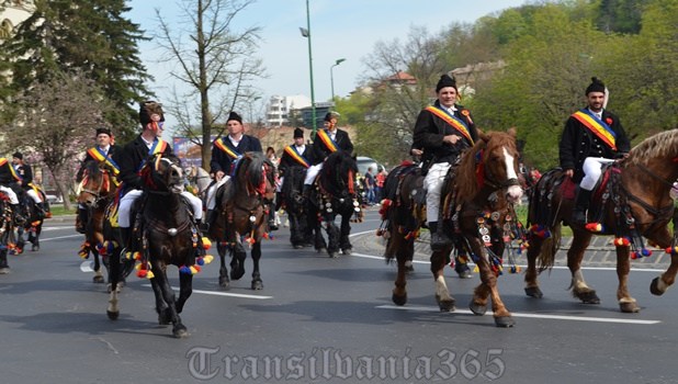 Junii Brașovului 2018. Peste 30.000 de oameni, la cea mai așteptată paradă din Duminica Tomii / FOTO&VIDEO