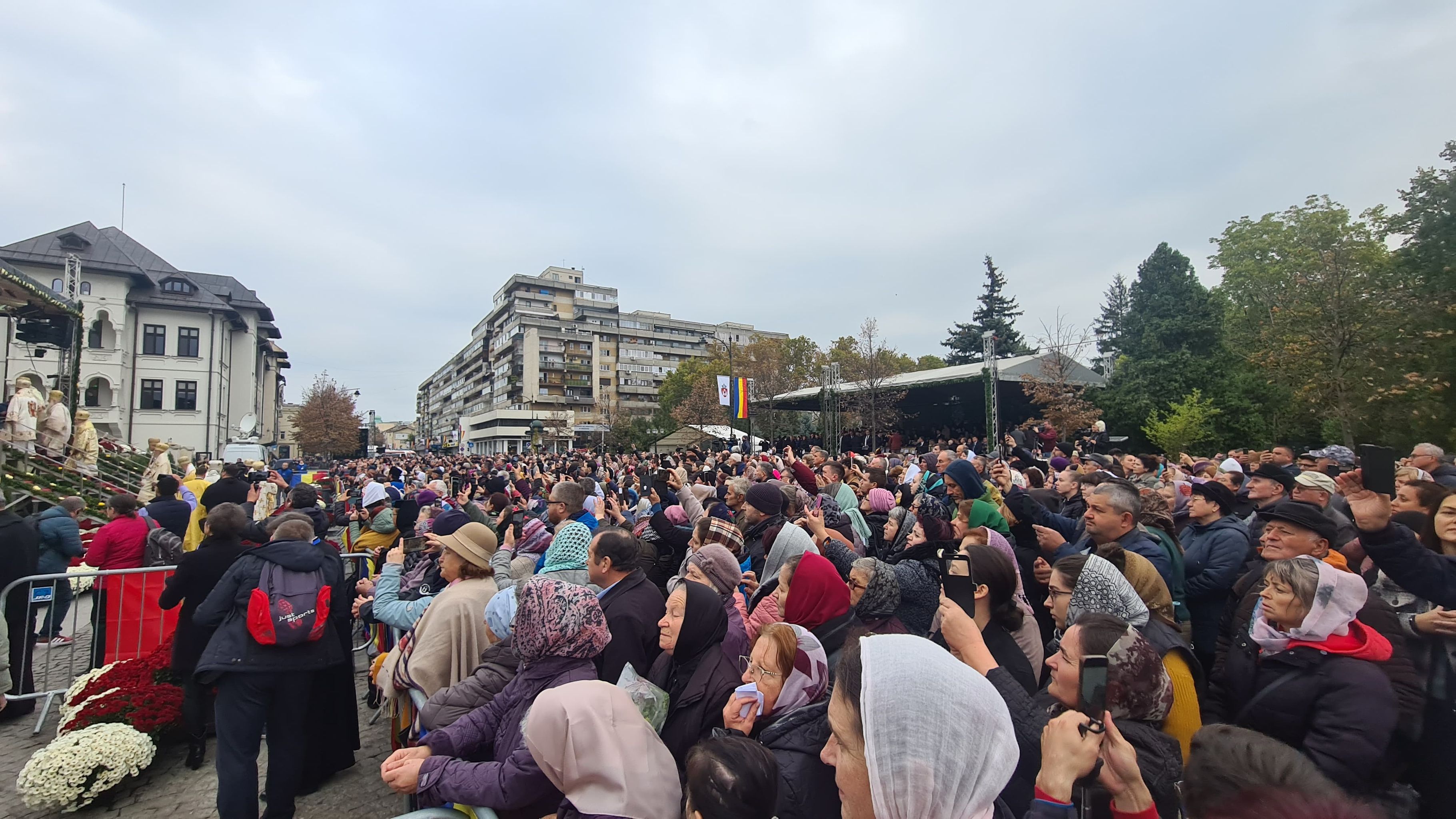Ierarhi din Tanzania sau Siria, printre preoţii care au oficiat slujba Sfintei Parascheva în fața a peste 35.000 de credincioși