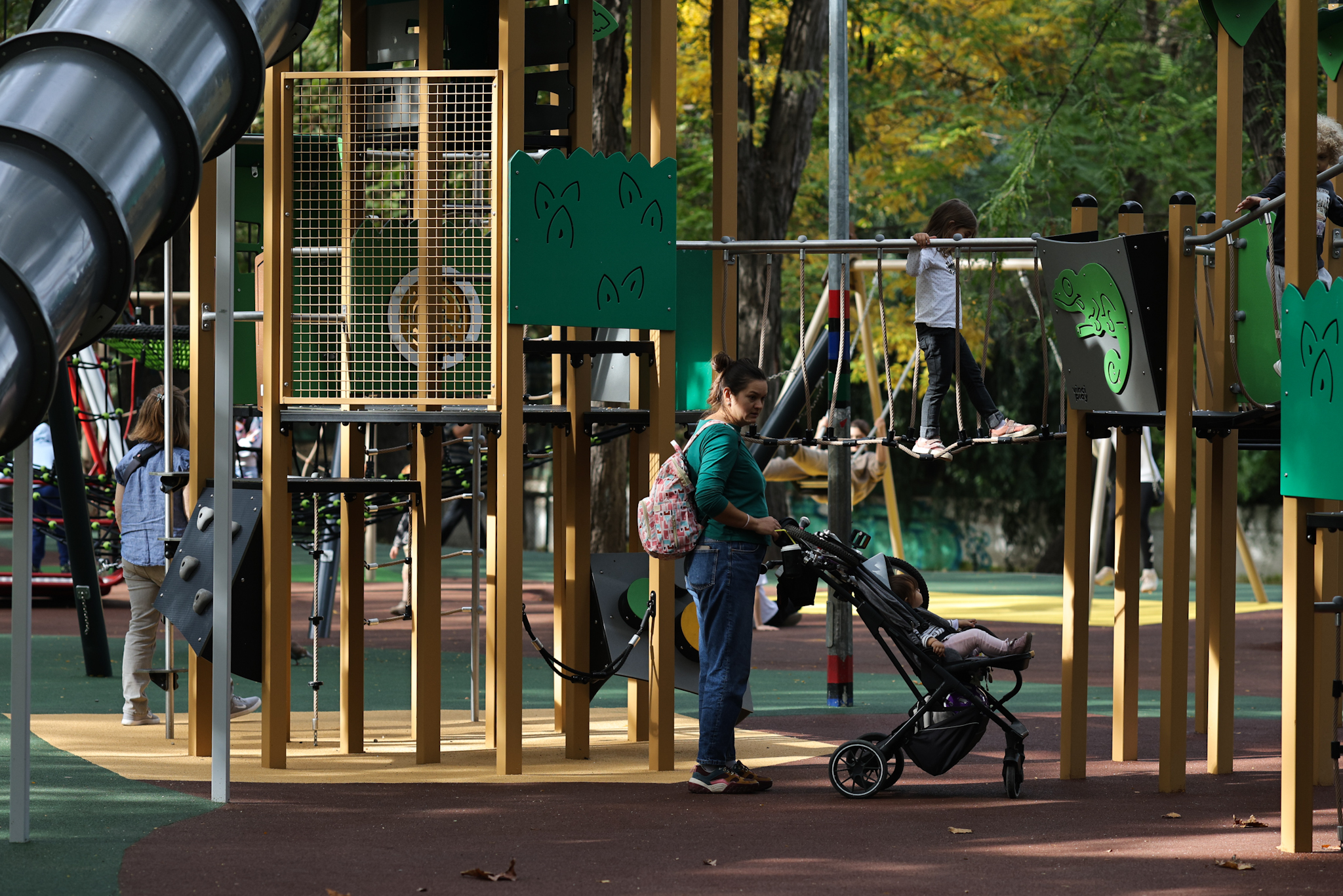 FOTO. Locurile de joacă pentru copii din Parcul Cișmigiu au fost modernizate. Noutatea: zonă specială pentru persoanele cu dizabilități