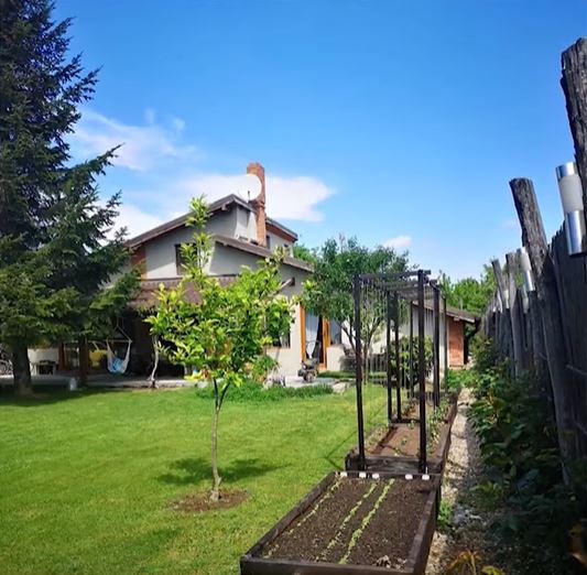 Imagini din casa în care locuiește Dan Bordeianu. Bucătăria arată ca-n reviste: „Eu gătesc, eu fac curat, eu tot”