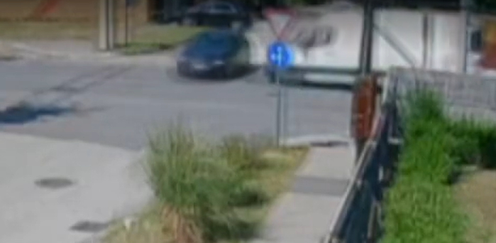 Hatalmas csattanás rázta meg a környéket: személyautóba csapódott egy furgon Csepelen - videón a baleset