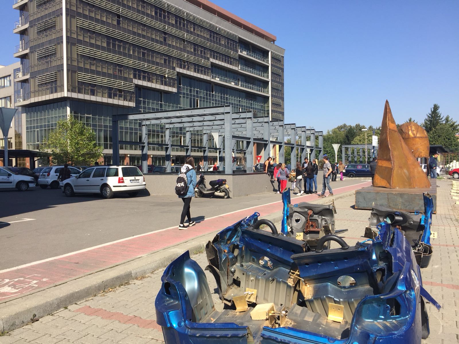 FOTO| Apariție șocantă lângă cel mai mare centru business din Timișoara. Operă de artă reprezentând un „mort” cu penisul în erecție, așezat într-un sicriu