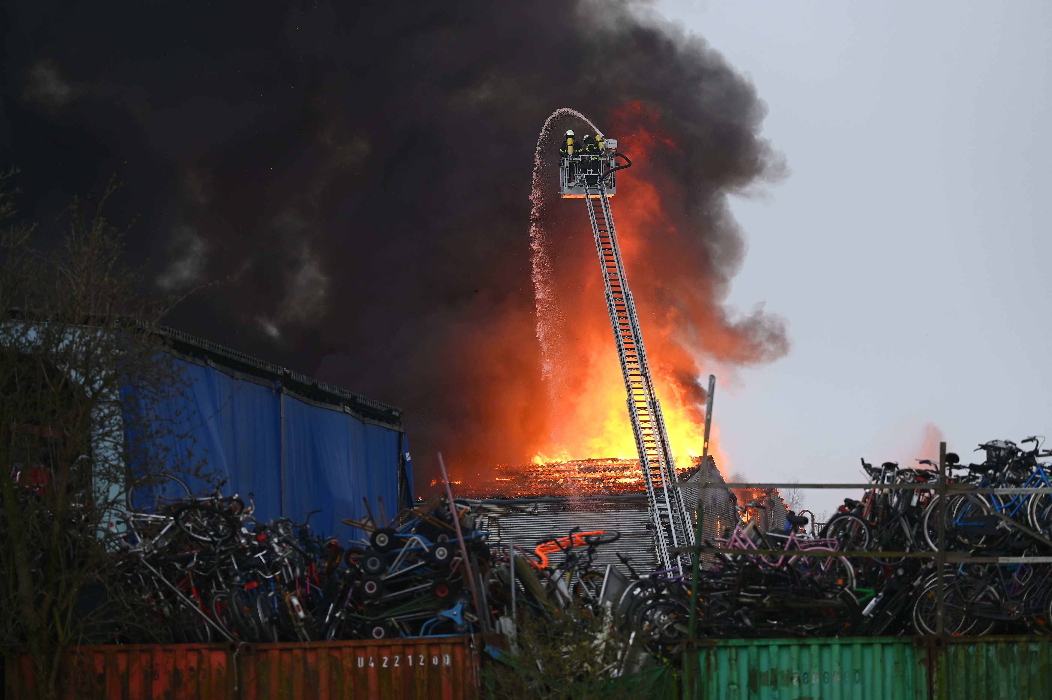 Nor uriaș de fum deasupra orașului Hamburg, după un incendiu la două depozite. „Suntem în beznă”