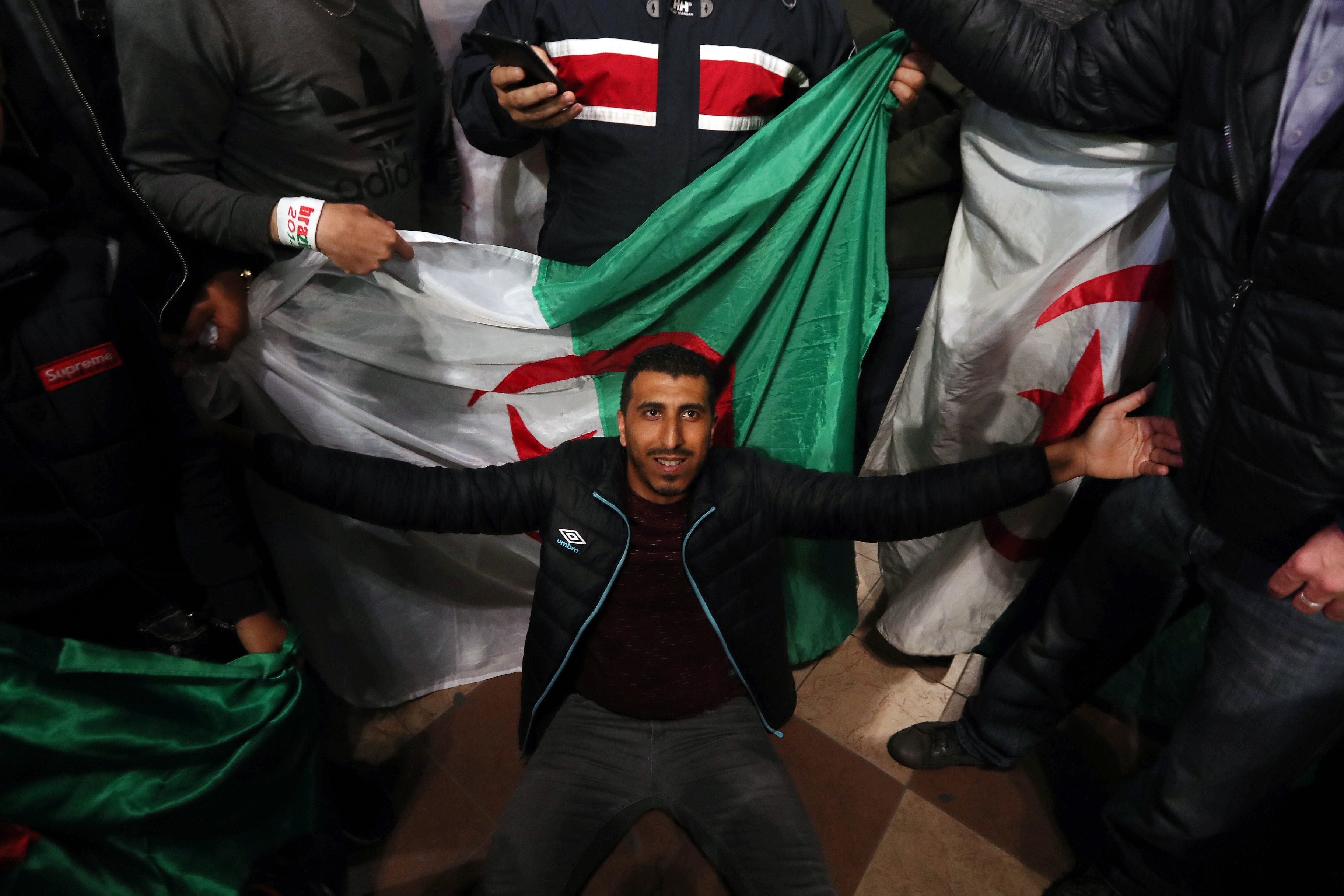 Mii de algerieni au sărbătorit în stradă demisia președintelui Abdelaziz Bouteflika (FOTO)