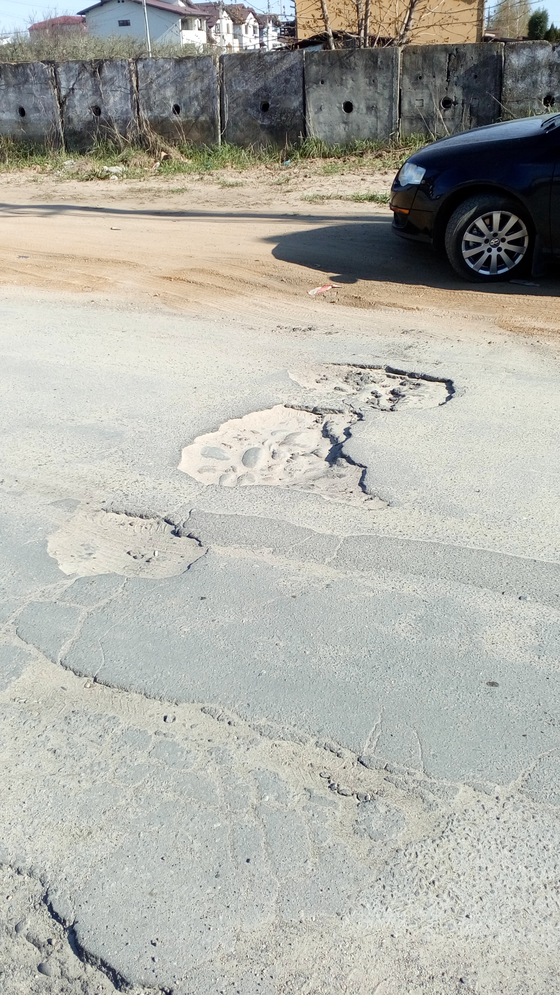 O stradă din Craiova arată ca după bombardament! Primăria promite de trei ani că o reabilitează