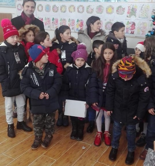 REPORTAJ/Preotul care a strâns o armată de îngeri păzitori și-a reușit o minune. 4.000 de copii săraci au intrat în an nou cu hăinuțe noi!